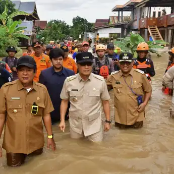 Pj Gubernur Sulsel Tinjau Lokasi Banjir di Soppeng, Serahkan Bantuan dan Jamin Pemulihan