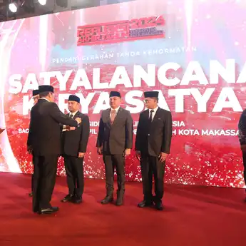 Danny Pomanto Sematkan Satyalancana Karya Satya untuk 471 PNS Makassar