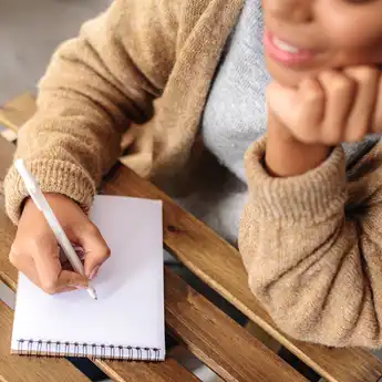 6 Contoh Cerita Liburan Sekolah Bahasa Jawa, Paling Lengkap untuk Referensi