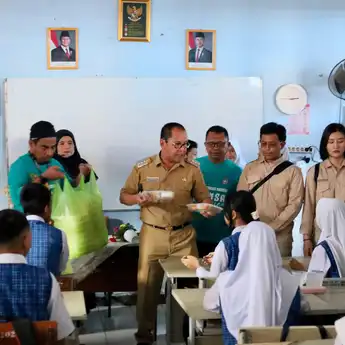 Wali Kota Makassar Tinjau Uji Coba Program Makan Bergizi Gratis (MBG)