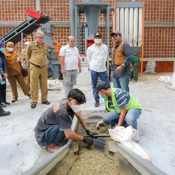 Wow! 25 Ton Sampah Diolah Jadi Bahan Bakar Industri Semen   