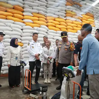 Pemprov Sulsel dan Pemkot Makassar Perkuat Pengendalian Inflasi, Tinjau Stok Beras di Gudang Bulog