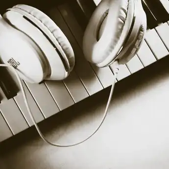 Lirik Lagu Luka Dalam – Manja Mooy, Bikin Beta Jadi Trauma Jatuh Cinta
