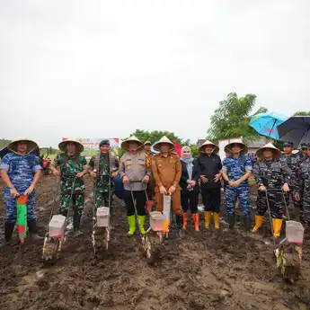 Kompak Tanam Jagung di Jeneponto, Pj Gubernur Sulsel Ikut Program Nasional Bersama Mentan dan Kapolri
