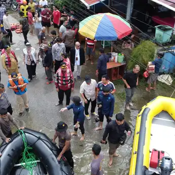 Ribuan Warga Mengungsi Akibat Banjir Yang Menerjang Kabupaten Landak