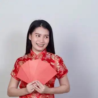 Strategi Mengelola Angpao: Investasi atau Konsumsi?