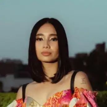 Lirik Lagu Facebook Friends - NIKI Lengkap dengan Terjemahan