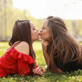 Arti Mimpi Dicium Bibir, Pertanda Baik atau Sebuah Peringatan ?
