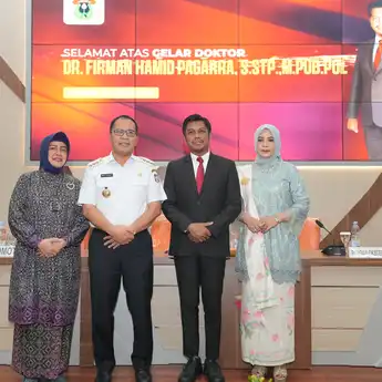 Firman Pagarra Raih Gelar Doktor Cumlaude, Usung Inovasi Kolektif untuk Peningkatan PAD