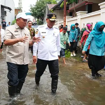 Penjabat Gubernur Sulsel Tinjau Titik Banjir di Makassar, Cari Solusi Permanen