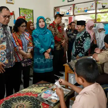Wali Kota Makassar Dampingi Pj Gubernur Sulsel Tinjau Program MBG dan Pemeriksaan Kesehatan Gratis