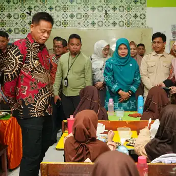 Pj Gubernur Sulsel Tinjau Program Makan Bergizi Gratis di Makassar