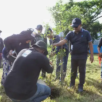 DLH Kota Makassar Tanam 200 Pohon di TPS 3R Untia dalam Peringatan HPSN 2025