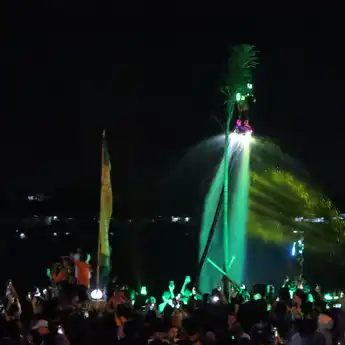 Palembang Sukses Gelar Pertunjukan Flyboard dengan Bodylighting Dihadiri Influencer Malaysia Aisar Khaled