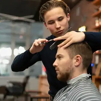 Gaya Rambut Pendek Pria yang Maskulin dan Stylish di 2025
