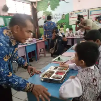 Makan Bergizi Gratis di Balikpapan : Siswa bilang porsinya kurang