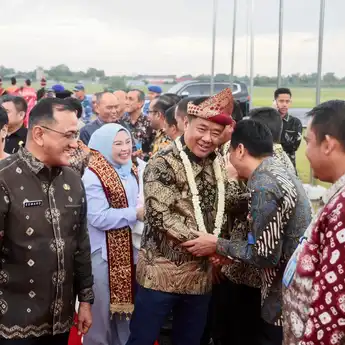 Surat Penunjukan Plt Gubernur Sumsel Diterima Wagub Cik Ujang Saat Tiba di Bandara SMB II Palembang