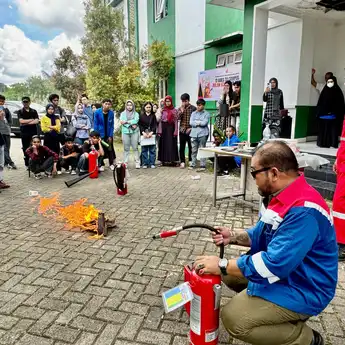Peringati Bulan K3 Nasional, Pertamina Sulawesi Ajar Mahasiswa di Makassar Gunakan APAR 