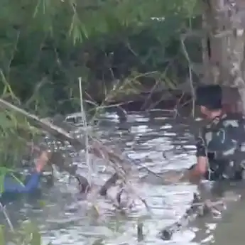 Aksi Heroik Personel Lanud Sultan Iskandar Muda Selamatkan Warga Blang Bintang yang Tercebur ke Sungai