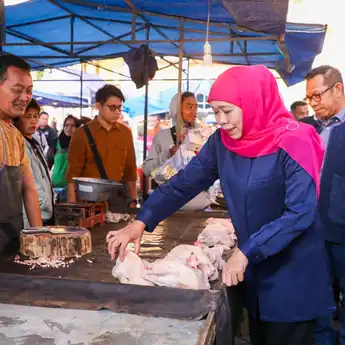 Memasuki Hari Kedua Ramadan, Khofifah Tinjau Harga dan Stok Bahan Pokok di Pasar Among Tani Batu