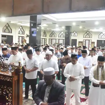 Gubernur Herman Deru dan Wagub Cik Ujang Shalat Tarawih di Masjid As-Sa'adah Mapolda Sumsel