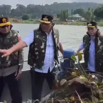 Usai Apel Perdana, Gubernur Yulius Selvanus Tinjau Langsung Pembersihan Eceng Gondok di Danau Tondano Minahasa