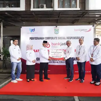 Sinergi Atasi Sampah, Bank Jatim Serahkan 1 Unit Truk Arm Roll untuk Kabupaten Malang