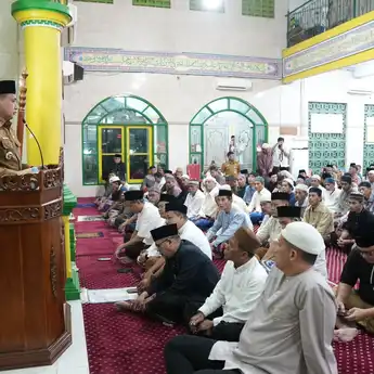 Wali Kota Makassar Serahkan Hibah Rp25 Juta dan Paket Pangan di Safari Ramadan