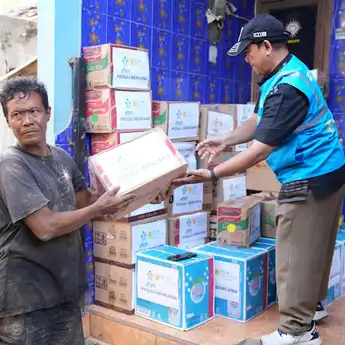 PLN EPI Salurkan Bantuan bagi Warga Terdampak Banjir di Pejaten Timur