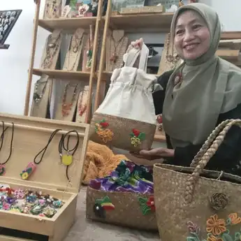 Mengenal Sosok Nurhamdhani, Dosen Bahasa Perancis yang Sukses Jadi Pengusaha Aksesori Premium
