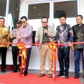 Bupati Sujiwo Resmikan Holland Bakery, Bentuk Dukungan Investasi Legal di Kubu Raya