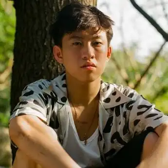 Lirik Lagu 'Oh Well' – Rich Brian, Lengkap dengan Terjemahannya