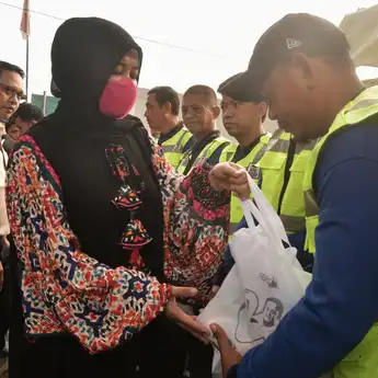 Fatmawati Rusdi Beri Ratusan Paket Sembako ke Pekerja TPA Tamangapa 