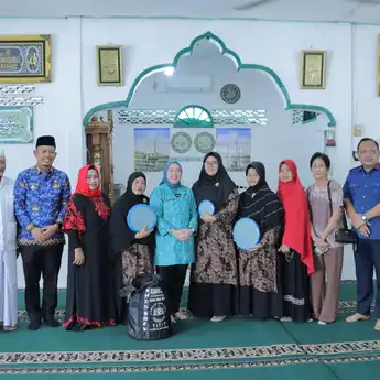 TP PKK Palembang Salurkan Bantuan Rebana dan Sembako, Kunjungi Warga Sakit