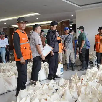 Peduli Sesama Dalam Ramadan, PTDI Salurkan Ribuan Sembako Bagi Warga Sekitar