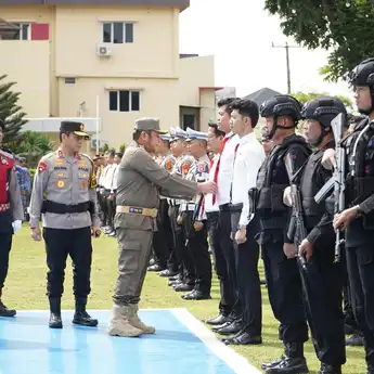 Gubernur Herman Deru Pimpin Apel Gelar Pasukan Ketupat Musi 2025 di Mapolda Sumsel