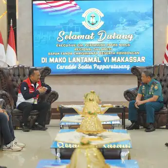 Jelang Lebaran, Danlantamal VI Makassar Bantu Pertamina Kawal Distribusi Energi Jalur Laut 
