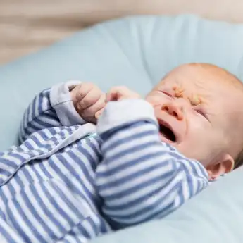 Jangan Biarkan Bayi Dicium Sembarangan, Waspadai Risiko Penyakit Menular