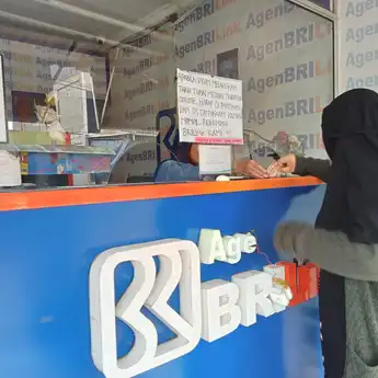 Kartu ATM Kadaluarsa, Agen BRILink Jadi Solusi Shintia Berkirim Uang Ke Kampung Halaman