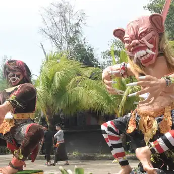 Bupati Kubu Raya Sujiwo Buka Pawai Ogoh-Ogoh 