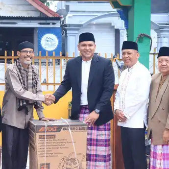 Wakil Wali Kota Prabumulih Laksanakan Sholat Idul Fitri Bersama Keluarga dan Masyarakat di Lapangan SMP Muhammadiyah