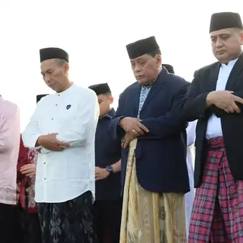 Wali Kota Makassar Munafri Arifuddin Salat Idulfitri di Lapangan Karebosi Bersama Ribuan Warga