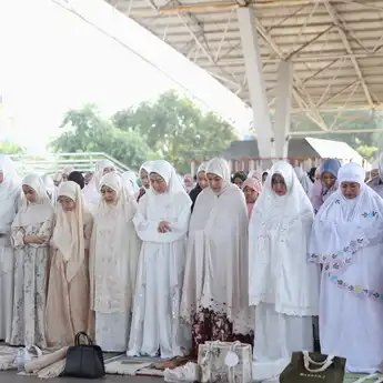 Ketua TP PKK Melinda Aksa Salat Id Bersama Ribuan Warga Makassar di Lapangan Karebosi
