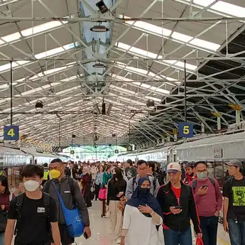 Lebaran Kedua, Penumpang Kereta Commuter Wilayah Bandung Tembus 52 Ribu