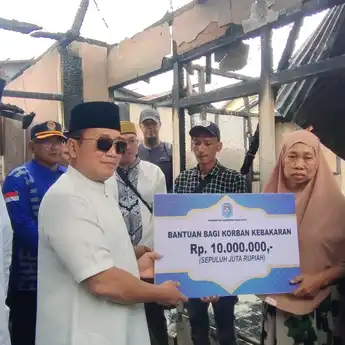 Bupati Kubu Raya Sujiwo Serahkan Bantuan Untuk Warga Korban Kebakaran Di Desa Limbung Dan Kuala Dua