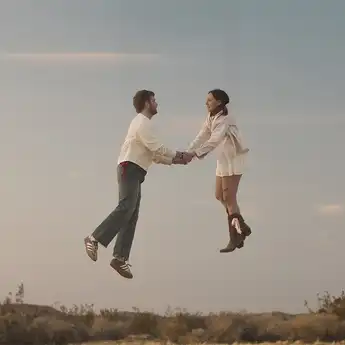 Lirik Lagu 'Ordinary' oleh Alex Warren dan Terjemahan Indonesianya