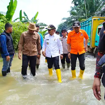Wabup Rohman Tinjau dan Temui Korban Banjir di Tungkal Jaya