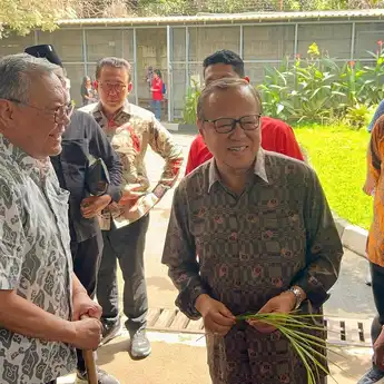 Uskup Agung Jakarta Mgr.Ignatius Kardinal Suharyo Kunjungi Hasto Kristiyanto di Rutan KPK, Bawa Daun Palma