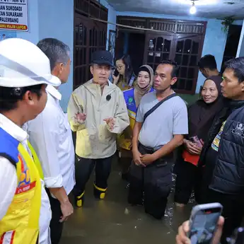 Ratu Dewa Telusuri Titik Banjir di Jalan SMB Palembang