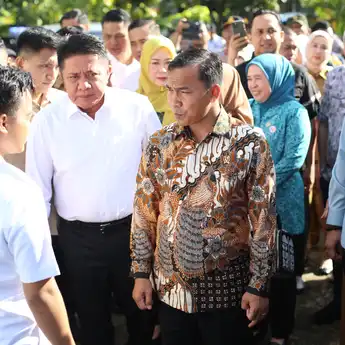 Gubernur Herman Deru Dampingi Kepala BKKBN Salurkan Makanan Bergizi Gratis untuk Ibu Hamil
